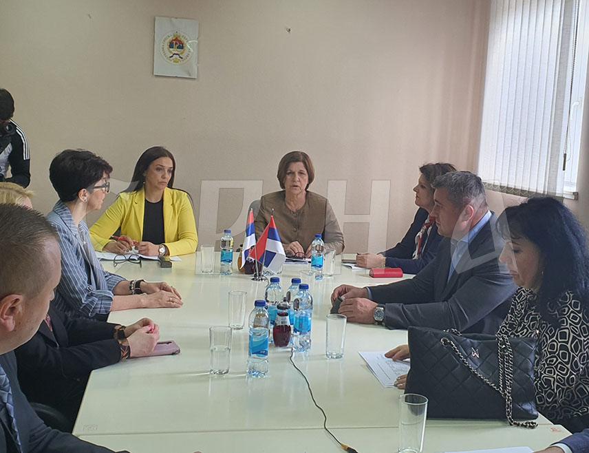 БАЊАЛУКА, 19. МАЈА /СРНА/ - Деформитет кичменог стуба обољење је које се све чешће јавља код дјеце школског узраста, те је неопходно дјеци од најранијег узраста обезбиједити физичку активност и јачањем њихове мускулатуре од најмлађег доба спријечити лоше држање и деформитете, поручено је данас у Бањалуци на састанку у Педагошком заводу Републике Српске.