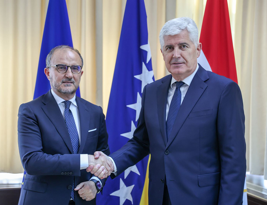 САРАЈЕВО, 18. МАЈА /СРНА/ - Предсједник ХДЗ-а БиХ Драган Човић рекао је да Кристијана Шмита нико није именовао и да не постоји могућност да наметне одлуку којом би ријешио кризу у земљи.