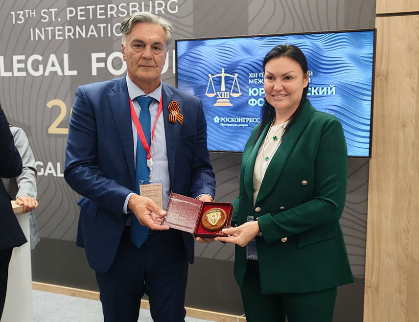 САНКТ ПЕТЕРБУРГ, 20. МАЈА /СРНА/ - Министар унутрашњих послова Републике Српске Синиша Каран и представник Главне управе за Санкт Петербург и Лењинградску област Министарства унутрашњих послова /МУП/ Руске Федерације Оксана Јефимова сагласили су се на састанку у Санкт Петербургу да је неопходно развијати сарадњу два МУП-а.