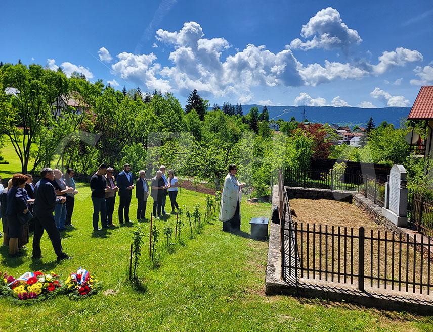 ПАЛЕ, 20. МАЈА /СРНА/ - Код споменика у Криводолима код Пала данас је служен помен за више од 40 српских цивила које су убиле усташе у Другом свјетском рату.