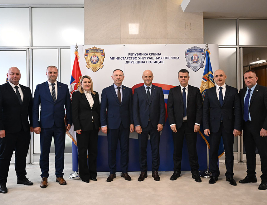БЕОГРАД, 20. МАЈА /СРНА/ - Директори полиција Србије Драган Васиљевић и Републике Српске Синиша Кострешевић разговарали су у Београду о безбједносним изазовима и даљем унапређењу сарадње у борби против свих видова криминала, уз акценат на јачању сарадње специјалних полицијских јединица.