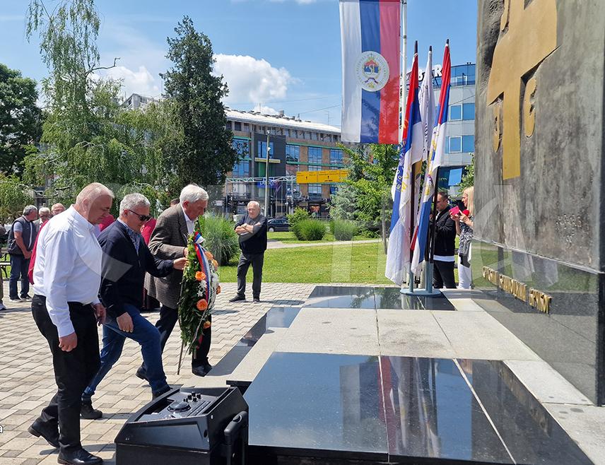 БРЧКО, 20. МАЈА /СРНА/ - У Брчком су данас обиљежене 33 године од формирања Прве посавске бригаде Војске Републике Српске /ВРС/, кроз коју је током Одбрамбено-отаџбинског рата прошло више од 7.500 бораца, погинуло 445, а рањено више од 3.600.