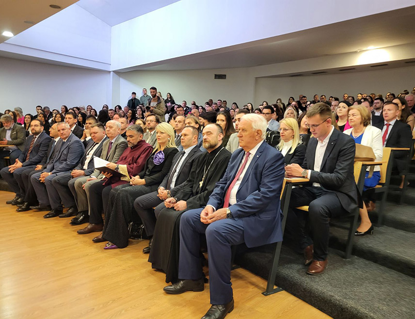 ПАЛЕ, 21. МАЈА /СРНА/ - Предсједник Владе Републике Српске Радован Вишковић и министар за научнотехнолошки развој и високо образовање Српске Жељко Будимир присуствују свечаној академији поводом Дана и крсне славе Филозофског факултета Универзитета у Источном Сарајеву - Светог Јована Богослова.