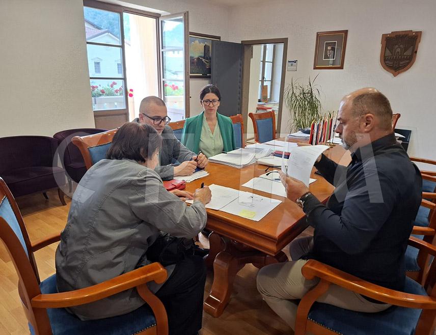 ВИШЕГРАД, 21. МАЈА /СРНА/ - У општини Вишеград данас су обновљени уговори са 40 корисника станова у згради за социјално становање у насељу Калате, која је саграђена у оквиру пројекта затварања колективних центара и алтернативног смјештаја.