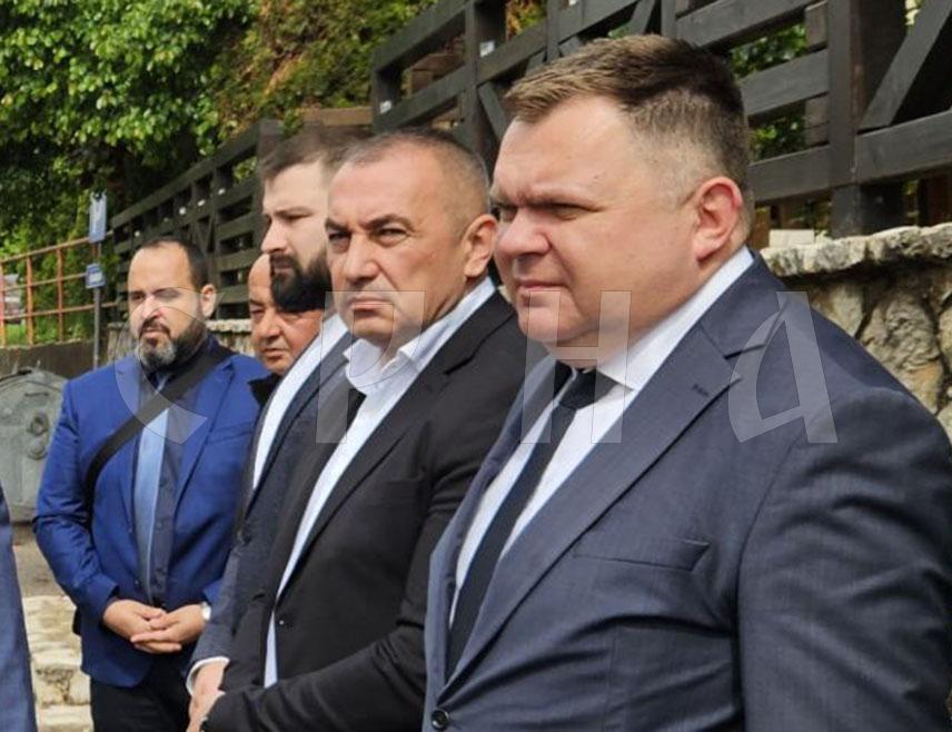 ПАЛЕ, 21. МАЈА /СРНА/ - Министар за научнотехнолошки развој и високо образовање Српске Жељко Будимир рекао је данас на Палама да је Република Српска поносна на студенте који су дипломирали и на њихов труд, уз помоћ отаџбине.