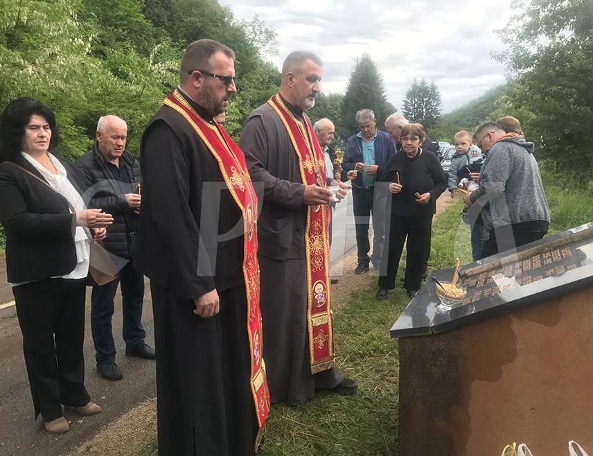 МИЛИЋИ, 21. МАЈА /СРНА/ - У насељу Жутица у Милићима обиљежене су 33 године од страдања осам српских бораца и цивила, које су на данашњи дан 1992. године из засједе убили припадници муслиманских паравојних снага на регионалном путу Милићи-Сребреница.