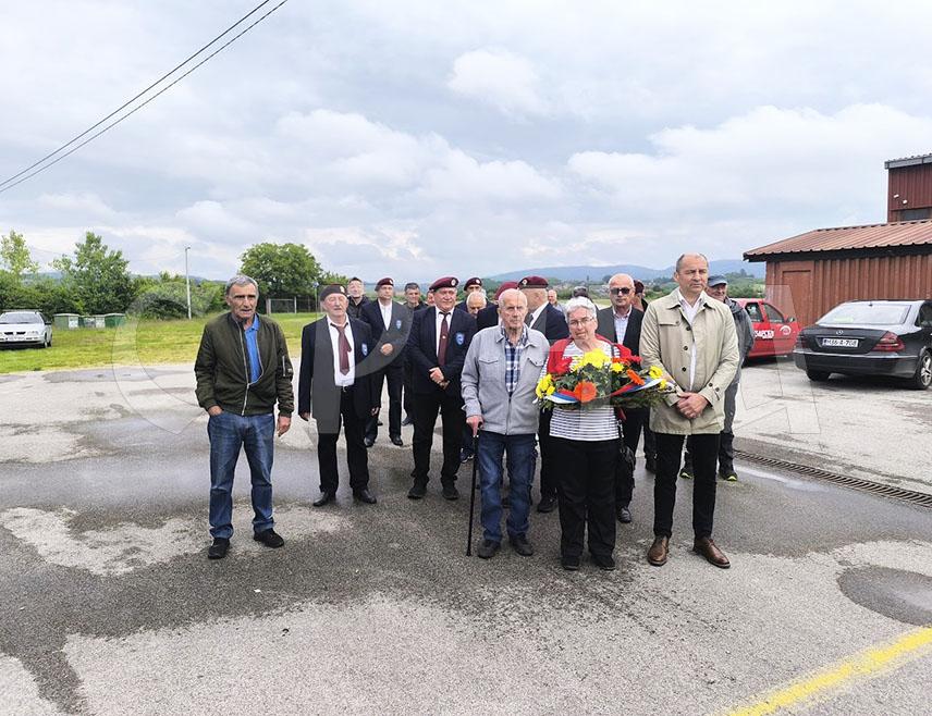 ПРИЈЕДОР, 21. МАЈА /СРНА/ - Чланови Аеро-клуба "Приједор" положили су данас вијенац и прислужили свијеће на спомен-обиљежје пилотима прве партизанске авијације на аеродрому Урије у знак сјећања на 21. мај – Дан ратног ваздухопловства и противваздушне одбране бивше СФРЈ.