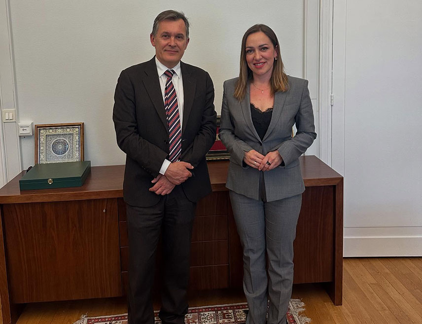 ПАРИЗ, 21. МАЈА /СРНА/ - Амбасадор БиХ у Француској Бојана Кондић Панић истакла је на данашњем састанку са директором за континенталну Европу у Министарству за Европу и спољне послове Француске Брисом Рокфејом да је унутрашњи дијалог једини начин за напредак БиХ и да присуство страног фактора не подстиче приближавање три народа.