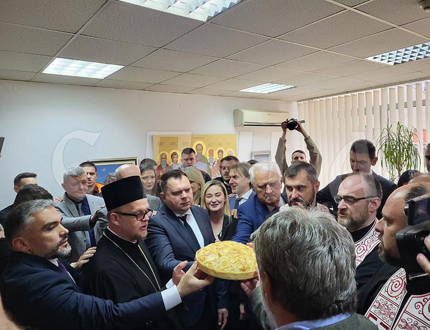 ПАЛЕ, 21. МАЈА/СРНА/ - Дан и слава Филозофског факултета Универзитета у Источном Сарајеву - Свети Јован Богослов обиљежени су данас у овој високошколској установи, гдје је промовисано 139 дипломираних студената првог и другог циклуса студија.