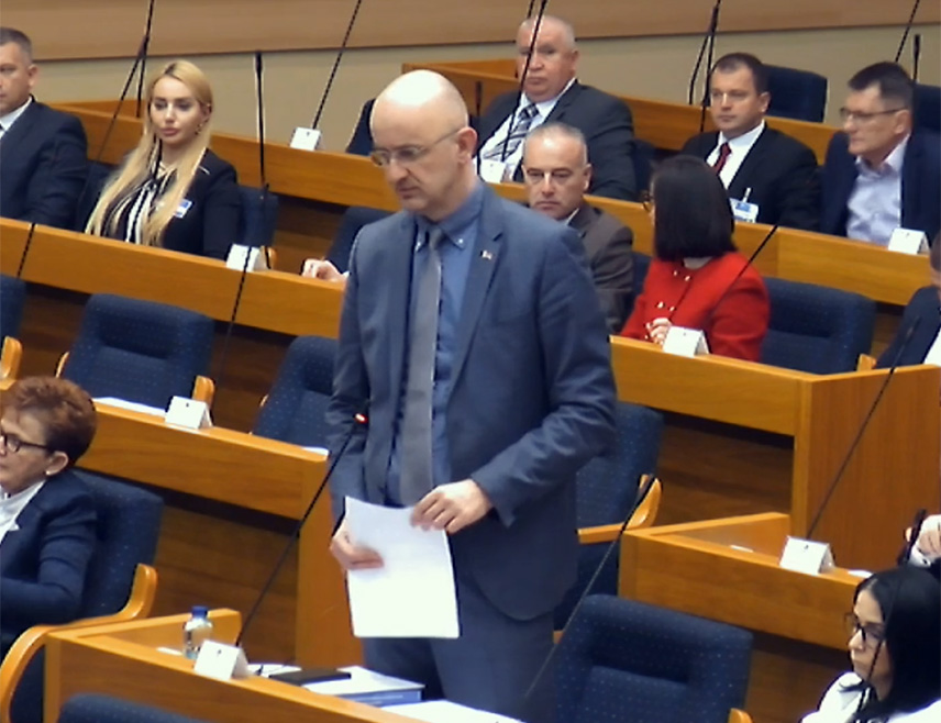 БАЊАЛУКА, 21. МАЈА /СРНА/ - Шеф Клуба посланика СНСД-а у Народној скупштини Републике Српске Срђан Мазалица сматра да у Приједлогу закона о финансирању политичких организација нема гушења демократије и слободе, како то тврди опозиција, те да ће све политичке странке имати могућност да прикупљају средства за свој рад.