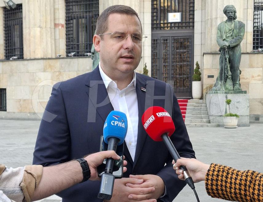 БАЊАЛУКА, 21. МАЈА /СРНА/ - Делегат Клуба српског народа у Дому народа Парламентарне скупштине БиХ Радован Ковачевић каже да опозиција из Републике Српске умјесто да буде глас народа Српске, опозиција је глас Сарајева против Српске.