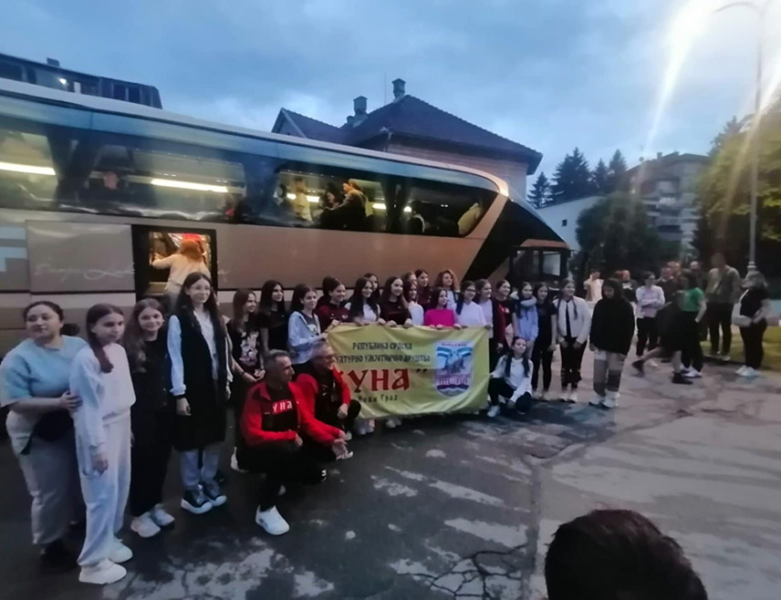 НОВИ ГРАД, 22. МАЈА /СРНА/ - Културно-умјетничко друштво /КУД/ "Уна" Нови Град на 17. Међународном фестивалу фолклора који се од данас до 25. маја одржава у Риминију представиће кореографији Игре и пјесме новског Поткозарја.