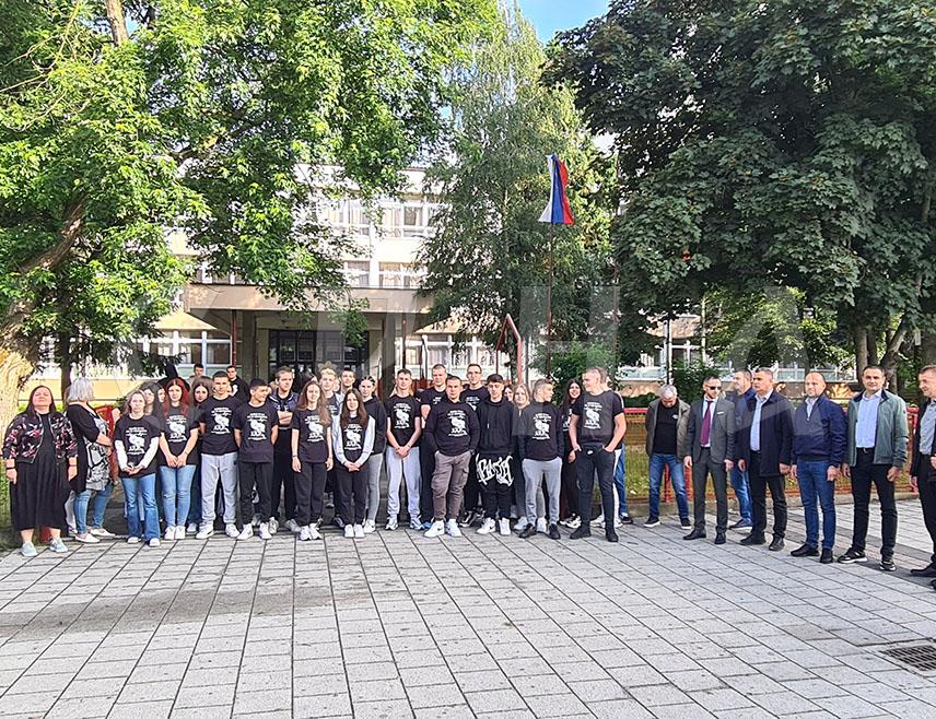 ДОБОЈ, 22. МАЈА /СРНА/ - Ученици првих разреда Угоститељске и трговинске школе из Добоја, њих 55, отпутовали су јутрос у пратњи професора за Бањалуку, гдје ће присуствовати обиљежавању 33 године од смрти 12 бањалучких беба, које су умрле у тадашњем Клиничком центру због неразумијевања свјетских моћника, јер нису дозволили транспорт кисеоника.