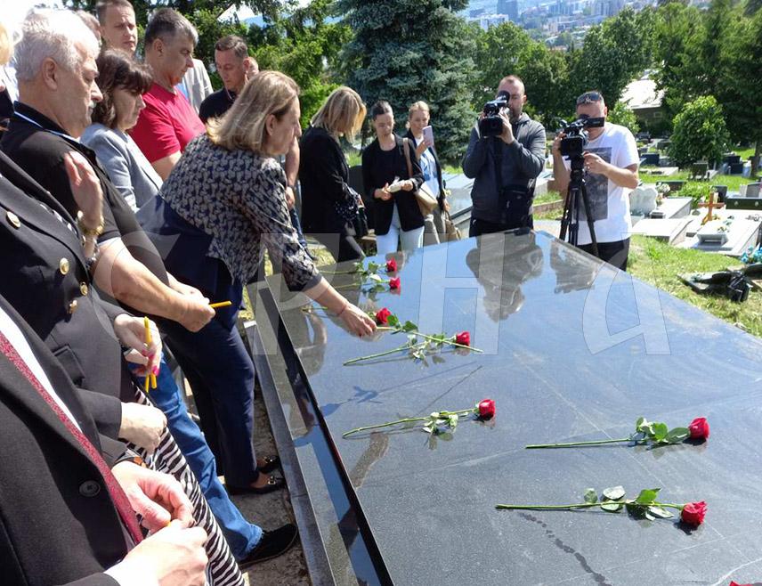БАЊАЛУКА, 22. МАЈА /СРНА/ - На Новом гробљу у Бањалуци служен је парастос и положено је цвијећа код споменика за 12 бањалучких беба које су умрле у тадашњем Клиничком центру због нехумане и нељудске одлуке свјетских моћника да не дозволе транспорт кисеоника и за које и послије 33 године правде нема.