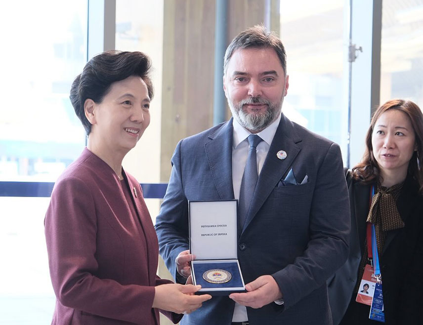 NINGBO, MAY 22 /SRNA/ – Deputy Chairman of the Council of Ministers Staša Košarac today in Ningbo presented a medallion bearing the emblem of Republika Srpska to Shen Yiqin, State Councilor of the State Council of China, as a symbol of the sincere and lasting friendship between the Serbian and Chinese peoples.