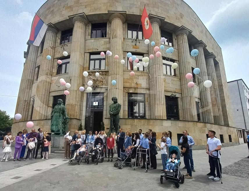 БАЊАЛУКА, 22. МАЈА /СРНА/ - Предсједник Републике Српске Милорад Додик и дјеца која су се лијечила у иностранству путем Фонда солидарности Српске пустили су данас испред Палате Републике у Бањлауци балоне који симболизују жељу за здравијим, безбрижнијим и радоснијом данима за сву дјецу свијета.