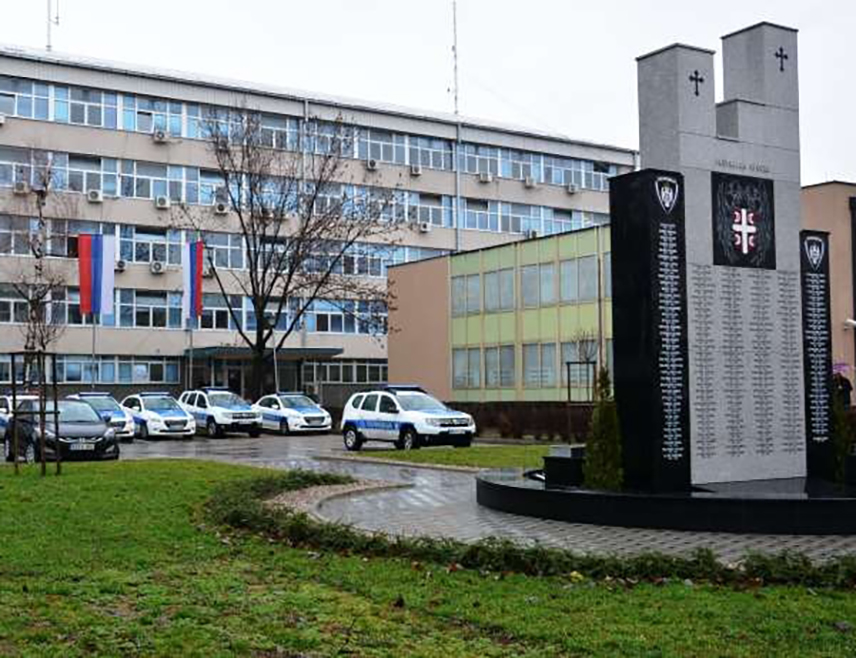 БАЊАЛУКА, 22. МАЈА /СРНА/ - Припадници Полицијске управе Бањалука ухапсили су лице чији су иницијали С.Р. из Новог Сарајева осумњичено за осам превара.