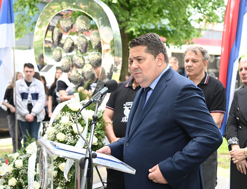 БАЊАЛУКА, 22. МАЈА /СРНА/ - Предсједник Народне скупштине Републике Српске Ненад Стевандић поручио је на обиљежавању 33 године од смрти 12 бањалучких беба да Српска неће поново дочекати да јој било ко на тај начин убија дјецу и да неће дозволити да одговорнима прљава савјест буде мирна.