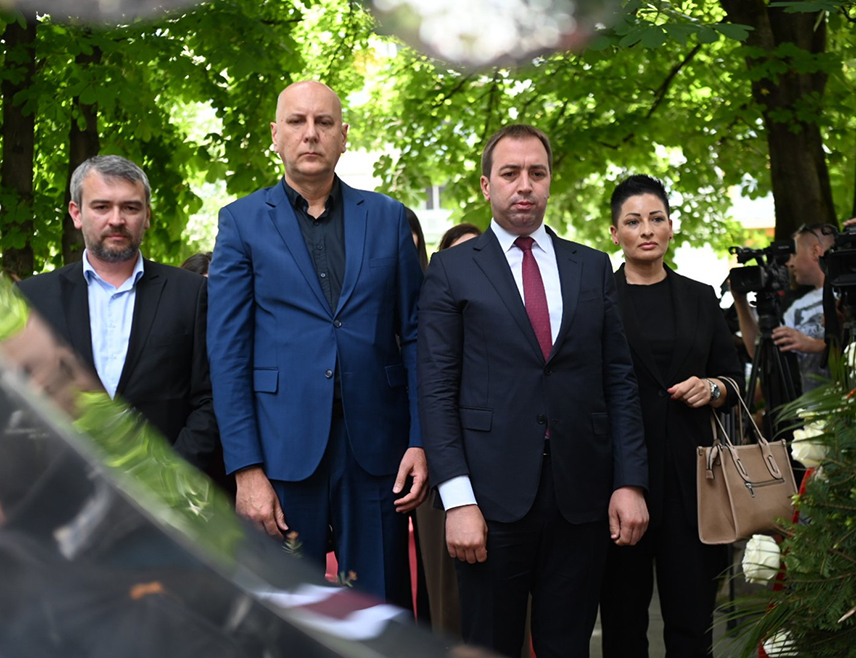 БАЊАЛУКА, 22. МАЈА /СРНА/ - Делегација Социјалистичке партије Српске /СПС/, предвођена предсједником Гораном Селаком, положила је цвијеће код спомен-обиљежја "Живот" и одала почаст бањалучким бебама које су страдале прије 33 године усљед недостатка кисеоника.