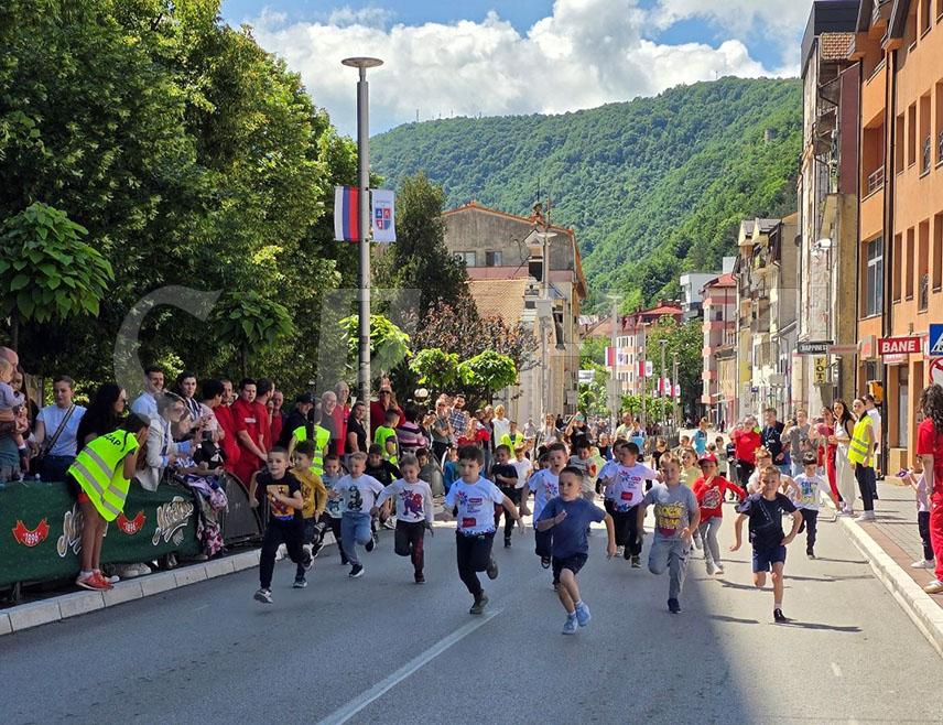 ЗВОРНИК, 22. МАЈА /СРНА/ - У Зворнику је данас одржана улична трка са више од хиљаду такмичара предшколског узраста и ученика основних и средњих школа, у оквиру обиљежавања 21. маја - Дана града.