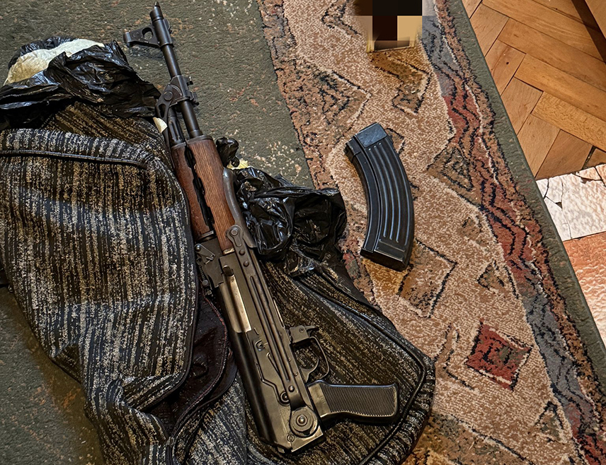 БИЈЕЉИНА, 22. МАЈА /СРНА/ - У Бијељини је ухапшено лице чији су иницијали А.А. код кога је пронађен екстази и оружје, саопштено је из бијељинске Полицијске управе.
