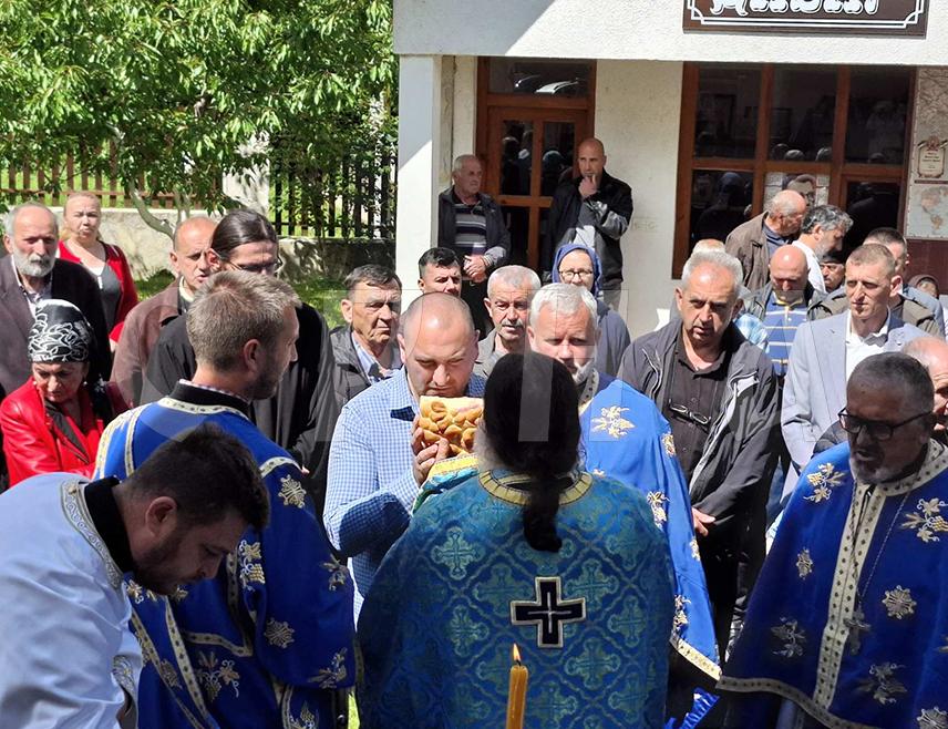 ВИШЕГРАД, 22. МАЈА /СРНА/ - Манастир Светог Николаја у Добрунској Ријеци код Вишеграда данас је у присуству великог броја вјерника прославио крсну славу Пренос моштију Светог Николаја.