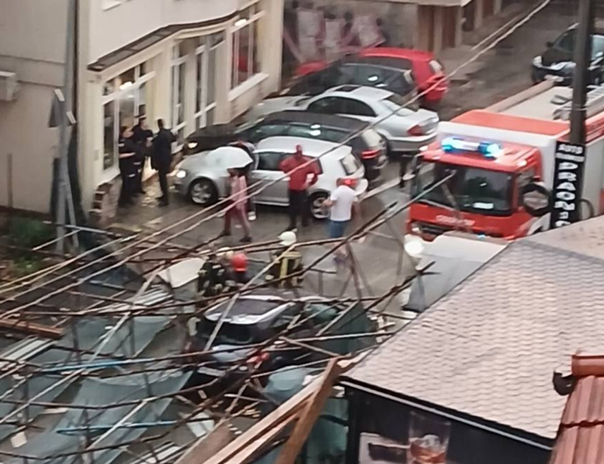 ДОБОЈ, 20. MAJА /СРНА/ - Са једног градилишта у Добоју јак вјетар оборио је скелу на путничко возило и у току је извлачење лица из аутомобила, изјавио је старјешина Територијалне ватрогасно-спасилачке јединице Бранко Милетић.