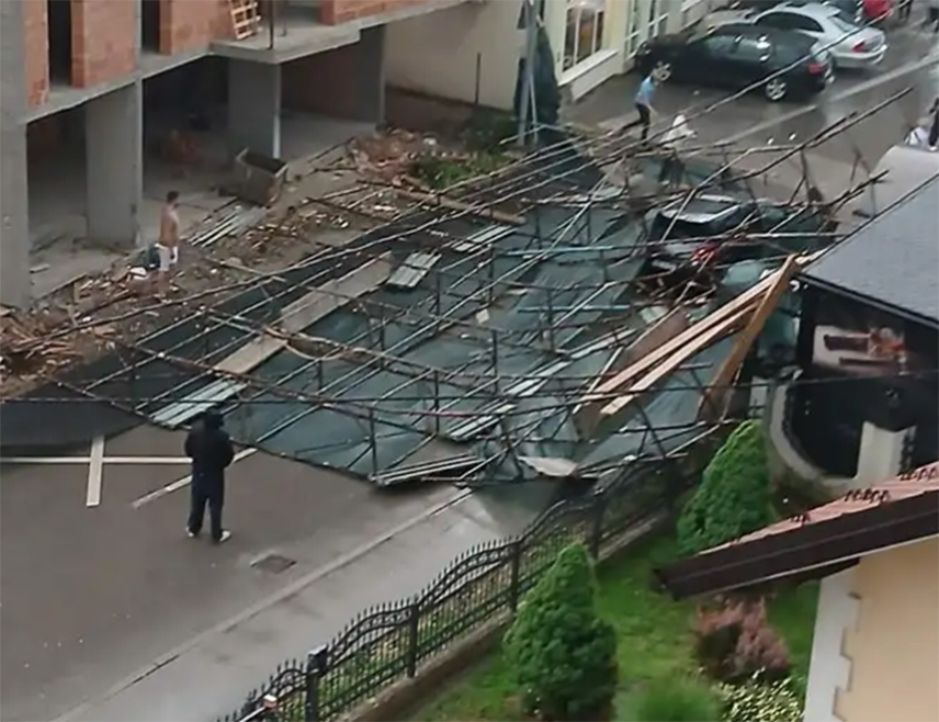 ДОБОЈ, 22. MAJА /СРНА/ - Из путничког возила на које је пала скела са једног градилишта у Добоју извучена су два лица која нису повријеђена, изјавио је Срни старјешина Територијалне ватрогасно-спасилачке јединице Бранко Милетић.