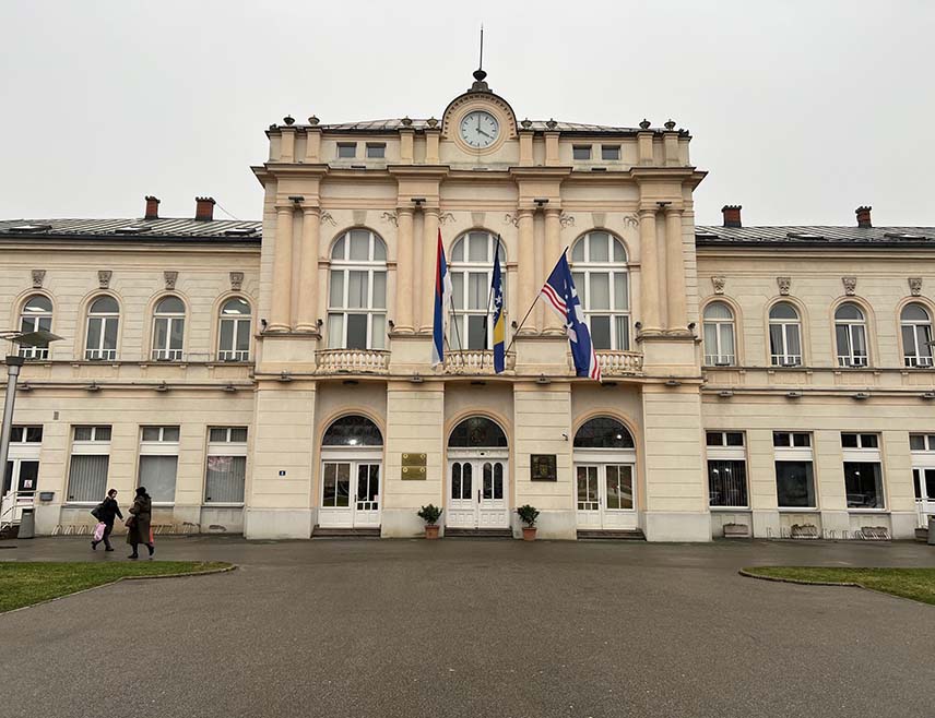 БИЈЕЉИНА, 23. МАЈА /СРНА/ - Град Бијељина налази се у тешкој финансијској ситуацији и могуће је да се суочи и са банкротом, изјавио је Срни одборник Александар Бунијевац.