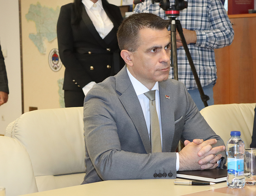 БАЊАЛУКА, 23. МАЈА /СРНА/ - Министар Србије без портфеља задужен за односе са дијаспором Ђорђе Милићевић изјавио је да је нон-пејпер Француске и Њемачке још једна врста политичког и економског притиска.