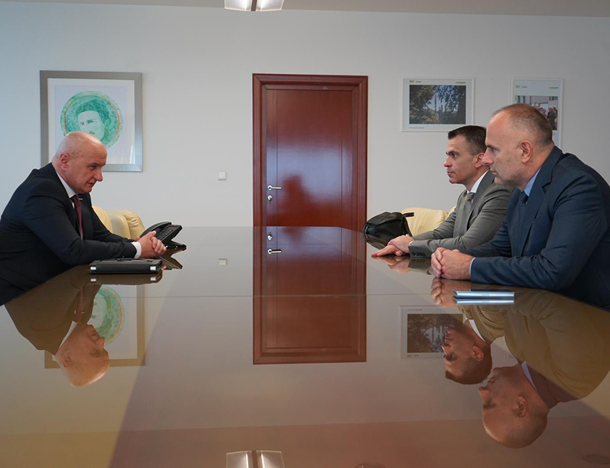 БАЊАЛУКА, 23. МАЈА /СРНА/ - Министар енергетике и рударства Републике Српске Петар Ђокић и министар без портфеља Србије задужен за односе са дијаспором Ђорђе Милићевић заједнички су оцијенили да су институционална повезаност, координисано дјеловање и активно укључивање дијаспоре кључни за изградњу просперитетније будућности и очување јединства српског народа, гдје год да живи.