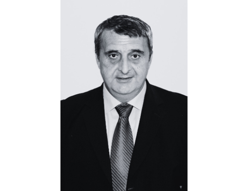 БАЊАЛУКА, 24. МАЈА /СРНА/ - Декан Природно-математичког факултета /ПМФ/ Универзитета у Бањалуци Радослав Декић преминуо је у Бањалуци, саопштио је Универзитет.