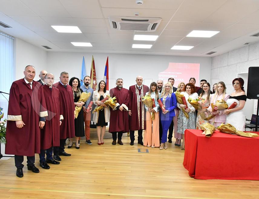 ИСТОЧНО САРАЈЕВО, 24. МАЈА /СРНА/ - Универзитет у Источном Сарајеву промовисао је данас 17 доктора наука у оквиру обиљежавања Дана ове високообразовне установе и крсне славе Светог Ћирила и Методија.