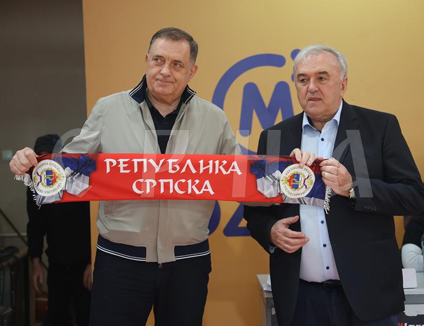 БАЊАЛУКА, 24. МАЈА /СРНА/ - Предсједник Републике Српске Милорад Додик рекао је да је дошао на данашње дерби коло Премијер лиге БиХ гдје играју Кошаркашки клуб инвалида "Врбас" и Клуб кошарке у колицима "Бијељина" да их подржи јер друштвена пажња не смије да нестане.