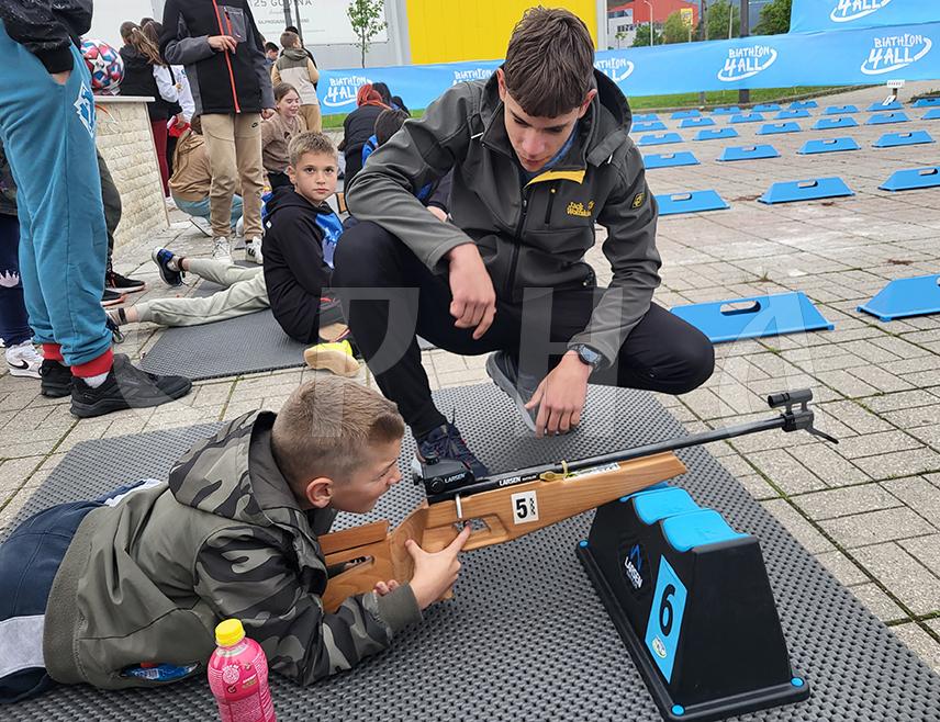 ПАЛЕ, 24. МАЈА /СРНА/ - На Палама је вечерас обиљежен Међународни дан биатлона, а посјетиоци су имали прилику да се упознају са садашњим и бившим репрезентативцима у овом спорту, те испробају прецизност коришћењем ласерских пушака.