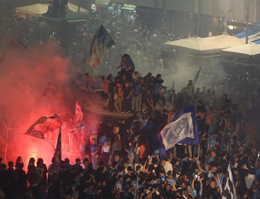 НАПУЉ, 24. MAJA /СРНА/ - Више од 120 људи повријеђено је у Напуљу приликом славља навијача Фудбалског клуба "Наполи" поводом освајања титуле првака Италије.