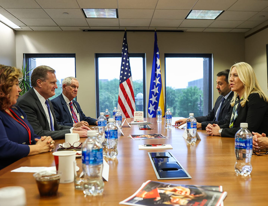 ДЕЈТОН, 24. МАЈА /СРНА/ - Српски члан и предсједавајућа Предсједништва БиХ Жељка Цвијановић на данашњем састанку са делегацијом америчког Конгреса изразила је задовољство приступом нове администрације и наступом највиших званичника САД којим се охрабрује самостално одлучивање демократски изабраних лидера.