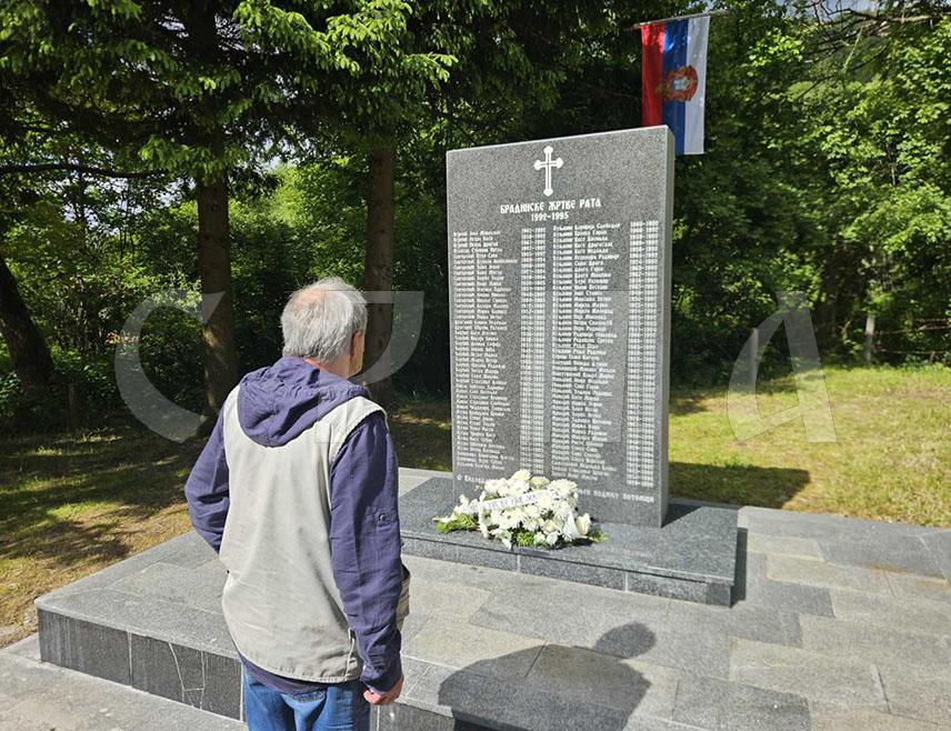 БРАДИНА, 25. МАЈА /СРНА/ - Српским цивилима, убијеним у нападу бошњачких и хрватских снага на Брадину, данас је служен парастос у порти храма у том мјесту, гдје је била масовна гробница, а потом је на спомен-плочу положено цвијеће поводом 33 године од тог свирепог злочина.