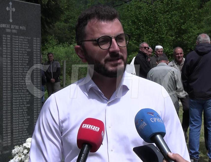 БРАДИНА, 25. МАЈА /СРНА/ - Документарни филм "Дјеца Брадине" аутора Стевана Салатића приказан је на обиљежаваљу 33 године од свирепог злочина над 48 српских цивила, које су убили припадници муслиманских и хрватских снага, а који говори о историјским чињеницама и исповијестима преживјелих кобног маја 1992. године.