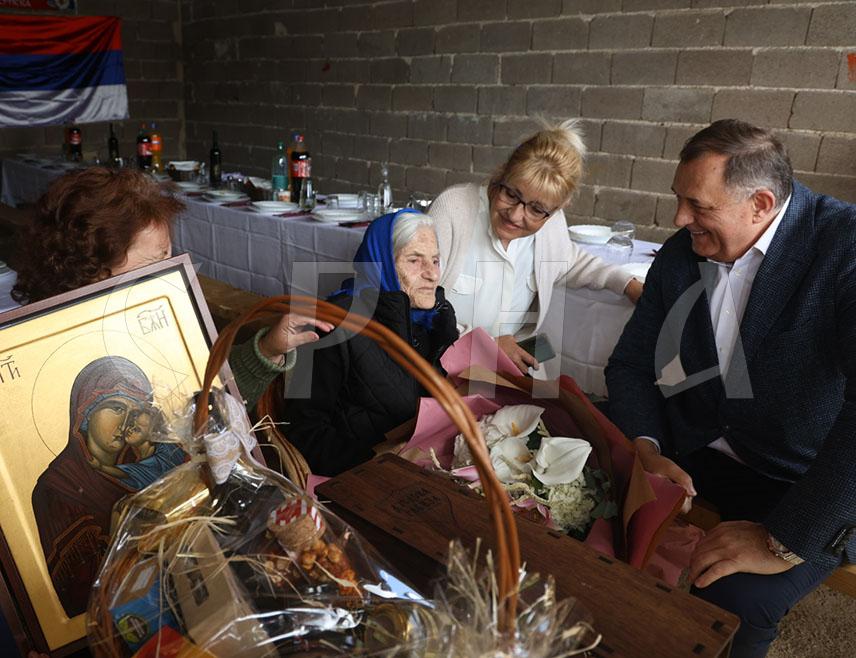 БАЊАЛУКА, 25. МАЈА /СРНА/ - Предсједник Републике Српске Милорад Додик посјетио је данас Љепосаву Савановић у Стричићима на Мањачи која прославља стоти рођендан.