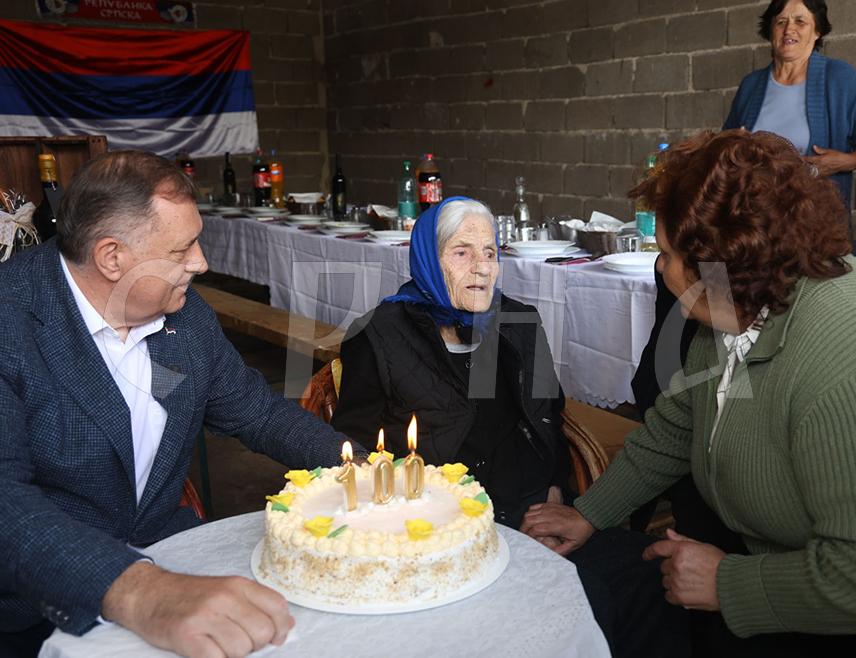 BANJA LUKA, MAY 25 /SRNA/ - Republika Srpska President Milorad Dodik emphasized today in Stričići outside Banja Luka that the grief of mothers who lost their children in the Defensive -Patriotic War is immeasurable, and that he wanted to be with Ljeposava Savanović today, a mother who lost two sons in the war, while a third died as a consequence of the war.