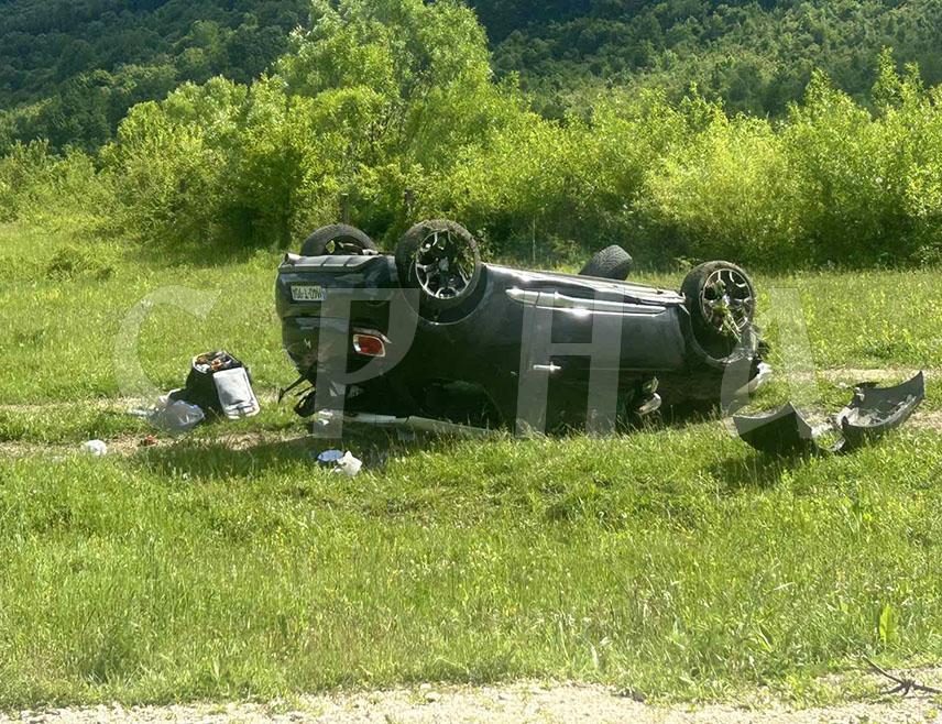 БАЊАЛУКА, 25. МАЈА /СРНА/ - Три аутомобила сударила су се данас код касарне на Мањачи, а један учесника саобраћајне незгоде се и преврнуо.