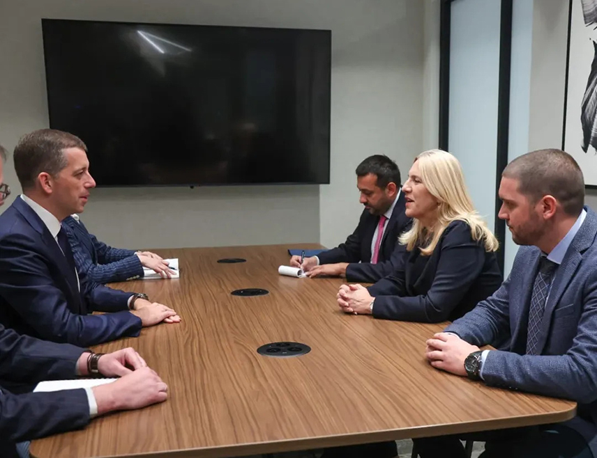 ДЕЈТОН, 25. МАЈА /СРНА/ - Српски члан и предсједавајућа Предсједништва БиХ Жељка Цвијановић изјавила је да је имала пријатељски састанак са министром спољних послова Србије Марком Ђурићем током којег су размијенили информације о претходним активностима у Дејтону.