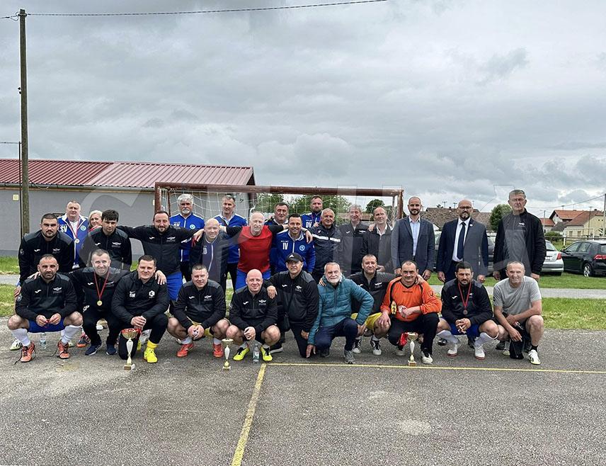 КОТОР ВАРОШ, 26. МАЈА /СРНА/ – Которварошки фудбалски ветерани освојили су прво мјесто на турниру пријатељства у организацији Заједничког вијећа општина из Вуковара, савладавши вршњаке из Апатина /5:1/ и екипу домаћина /4:2/.