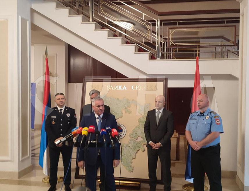 БАЊАЛУКА, 26. МАЈА /СРНА/ - Предсједник Владе Републике Српске Радован Вишковић рекао је да је поражавајуће да је за прва четири мјесеца текуће године на путевима Српске изгубљено 11 живота више него у истом периоду прошле године, те поручио да очекује да Министарство унутрашњих послова /МУП/ Српске почне са жешћим санкционисањем неправилности у саобраћају.