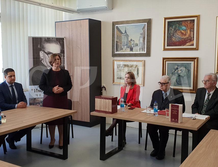 БАЊАЛУКА, 26. МАЈА /СРНА/ - Легат академика Рајка Кузмановића, који садржи око 1.400 књига и 17 умјетничких слика, отворен је данас у Народној библиотеци "Иво Андрић" у Челинцу.