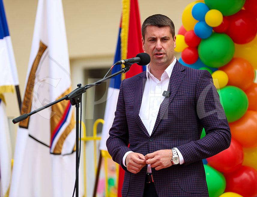 ИСТОЧНО НОВО САРАЈЕВО, 26. МАЈА /СРНА/ - Улагање у најмлађе није трошак већ залог за будућност и здраво одрастање, истакао је начелник Источног Новог Сарајева Јован Катић на отварању нове пословне јединице вртића "Патријарх Павле" у овој локалној заједници.