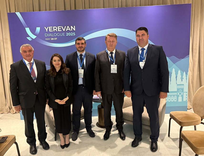 САРАЈЕВО, 26. МАЈА /СРНА/ - Предсједавајући Заједничке комисије за европске интеграције Парламентарне скупштине БиХ Зденко Ћосић и замјеник предсједавајућег Мирослав Вујичић пренијели су данас у Јеревану члановима Комисије за европске интеграције Народне скупштине Јерменије искуства БиХ у процесу добијања визне либерализације у којем тренутно учествује ова земља.