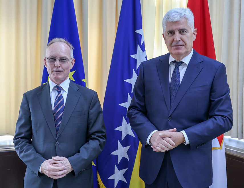 САРАЈЕВО, 26. МАЈА /СРНА/ - Замјеник предсједавајућег Дома народа Парламентарне скупштине БиХ Драган Човић рекао је данас да би се измјенама и допунама Изборног закона обезбиједила додатна заштита уставног поретка БиХ и конститутивности као кровног принципа.