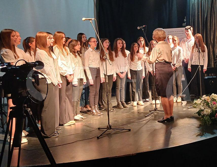 ИСТОЧНО НОВО САРАЈЕВО, 26. МАЈА /СРНА/ - Ученици Школе за основно музичко образовање Источно Ново Сарајево одржали су вечерас годишњи концерт у оквиру "Спасовданских свечаности" поводом крсне славе и Дана општине.